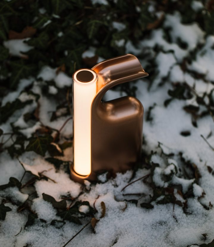 由Lake + Wells工作室设计的便携式无绳灯Fable