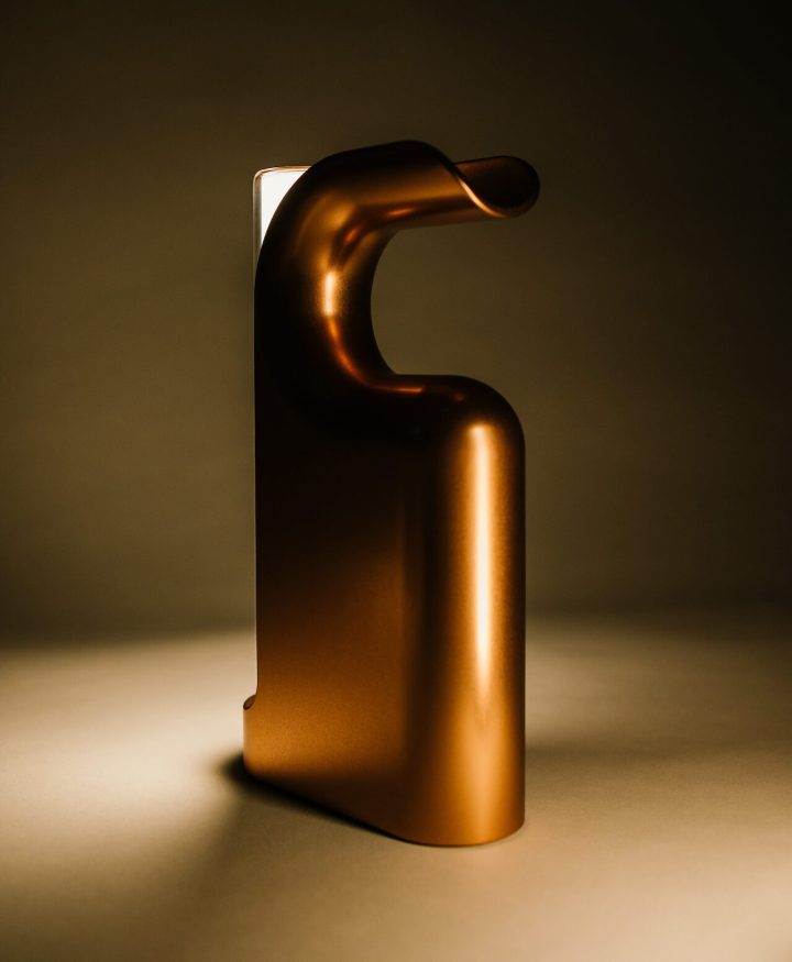 由Lake + Wells工作室设计的便携式无绳灯Fable