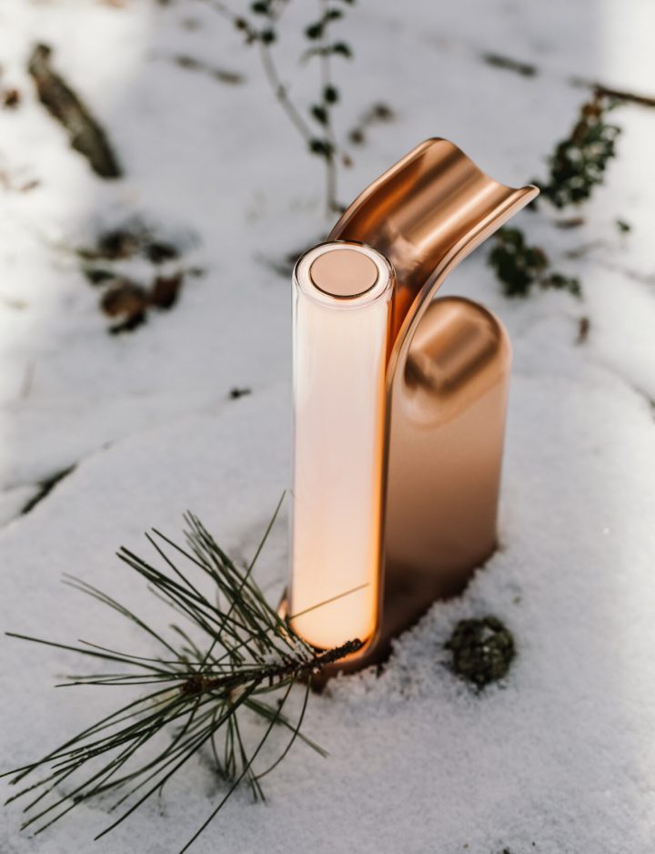 由Lake + Wells工作室设计的便携式无绳灯Fable