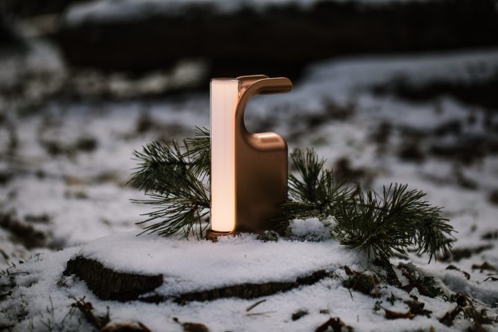 由Lake + Wells工作室设计的便携式无绳灯Fable