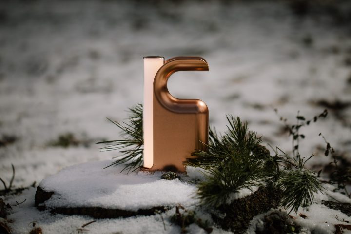 由Lake + Wells工作室设计的便携式无绳灯Fable