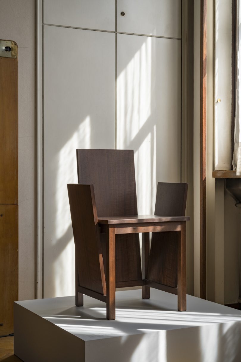 Ryuichi Kozeki设计的极简椅子Frame Structured Armchair