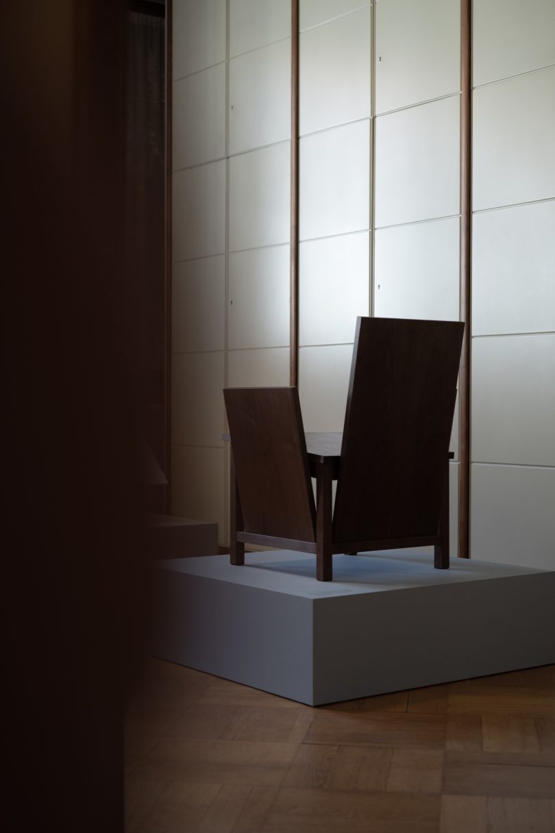 Ryuichi Kozeki设计的极简椅子Frame Structured Armchair