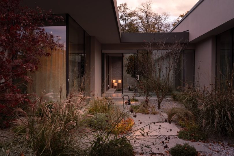 Tuckey Design Studio设计的极简住宅Lake Como Villa