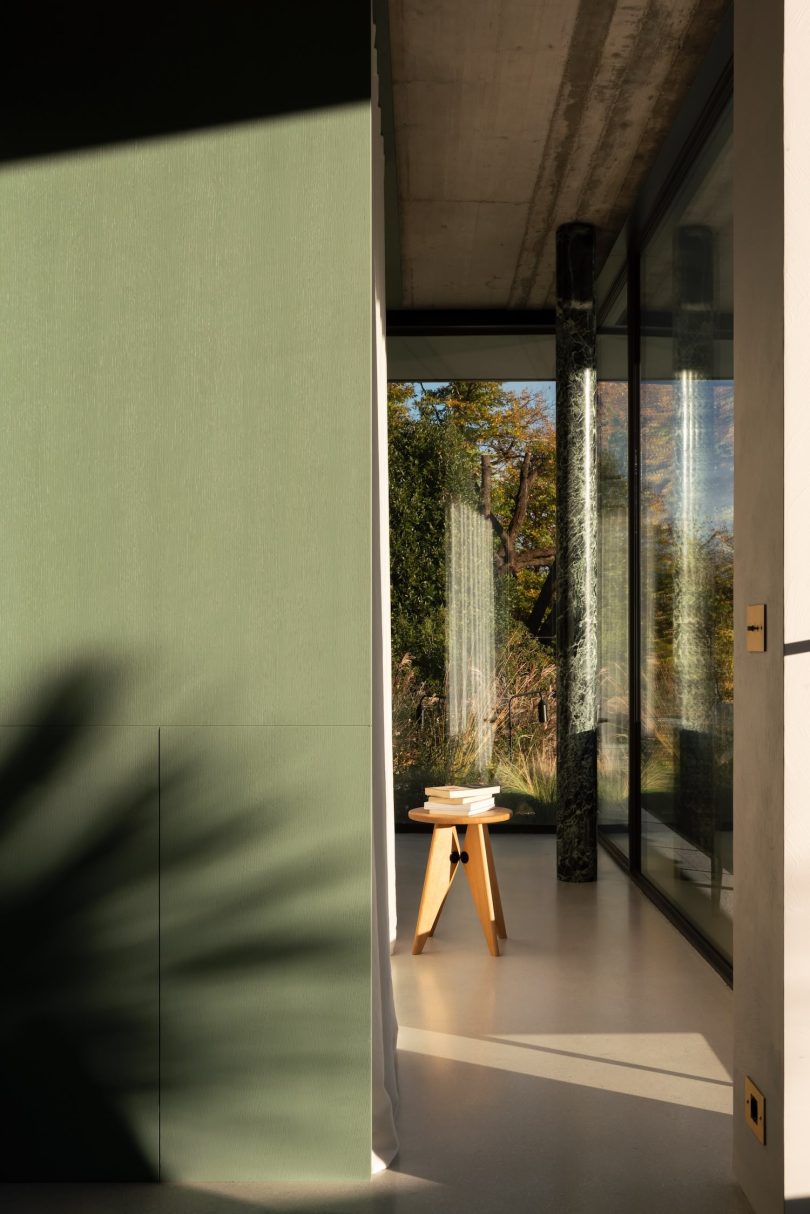 Tuckey Design Studio设计的极简住宅Lake Como Villa