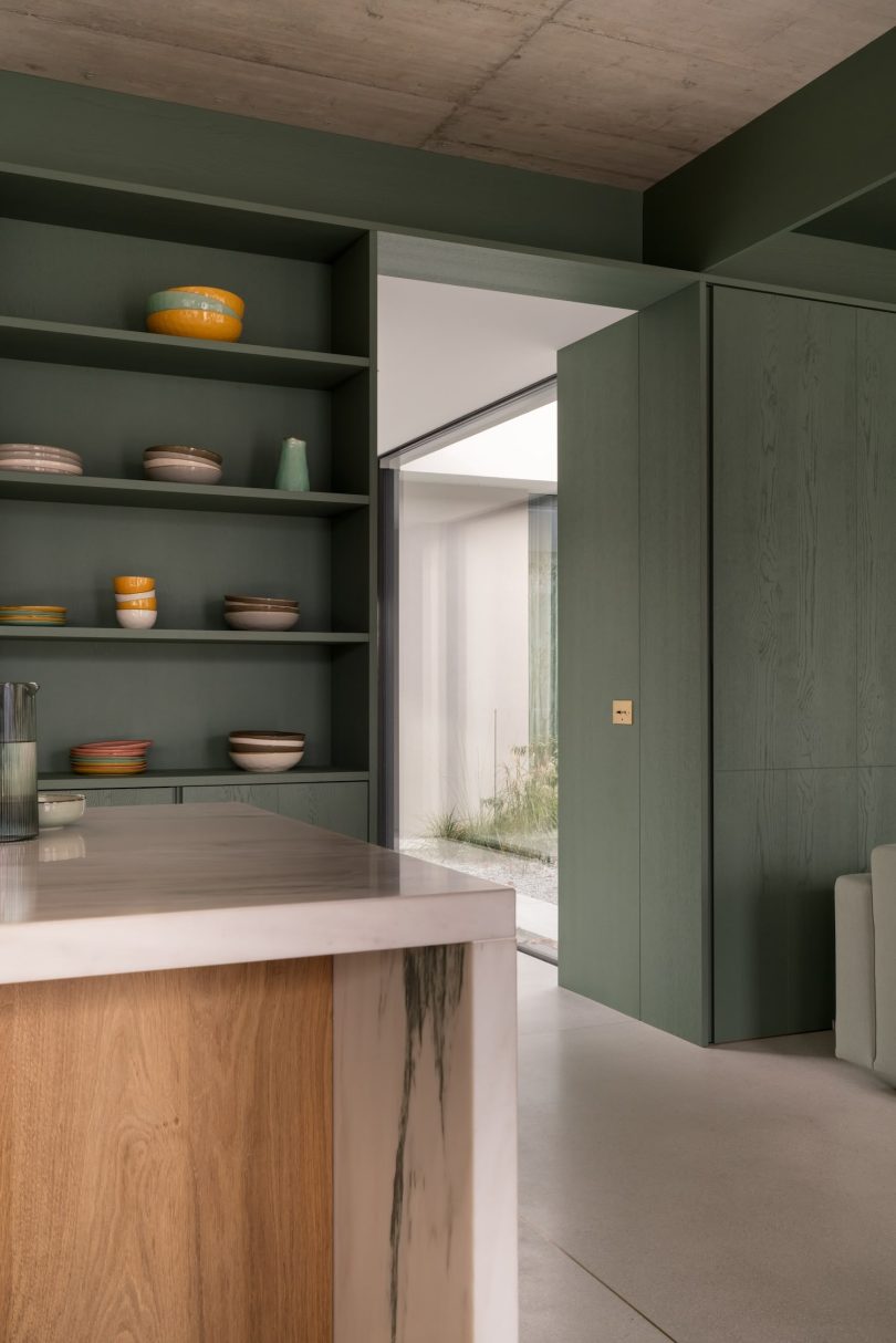 Tuckey Design Studio设计的极简住宅Lake Como Villa