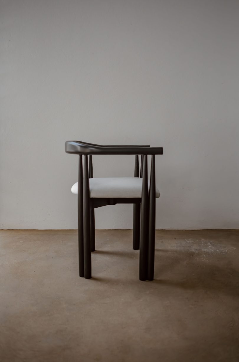 由STUDIO KÁJA设计的极简主义椅子Noah Chair