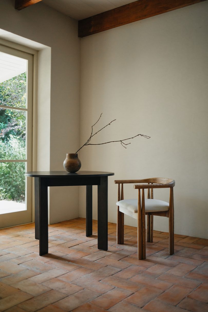 由STUDIO KÁJA设计的极简主义椅子Noah Chair