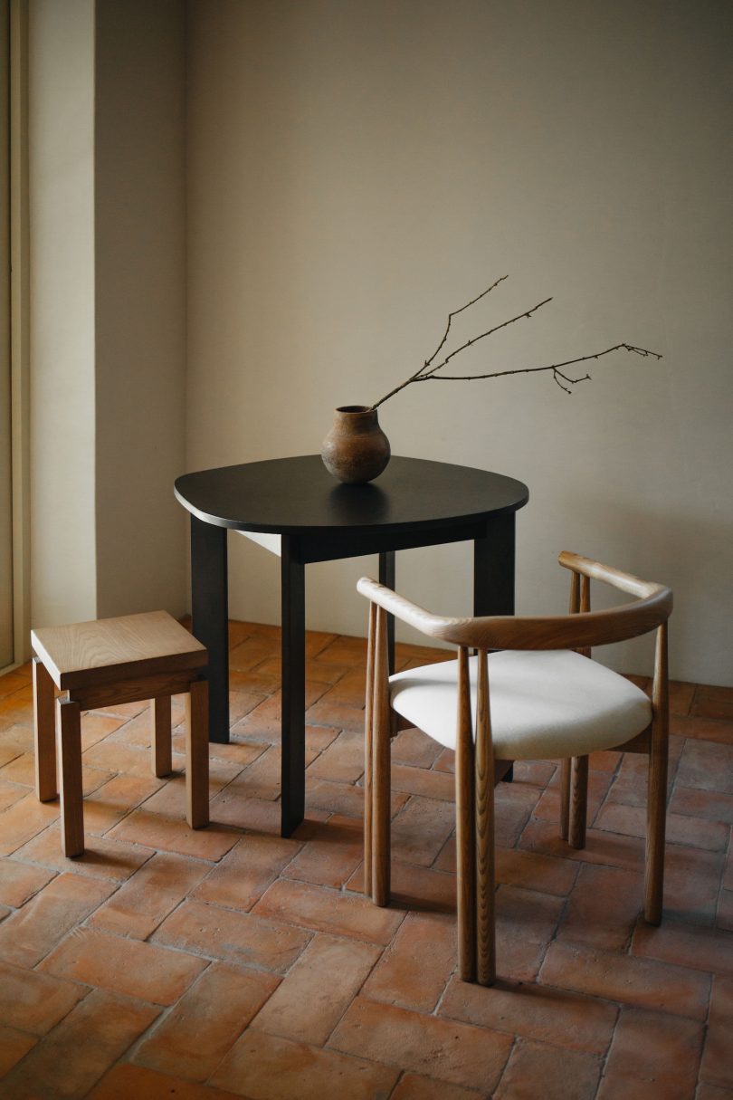 由STUDIO KÁJA设计的极简主义椅子Noah Chair