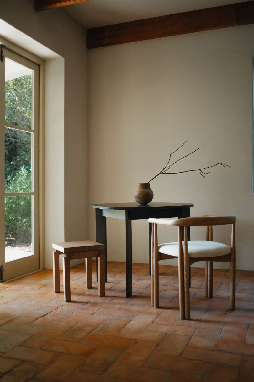 由STUDIO KÁJA设计的极简主义椅子Noah Chair