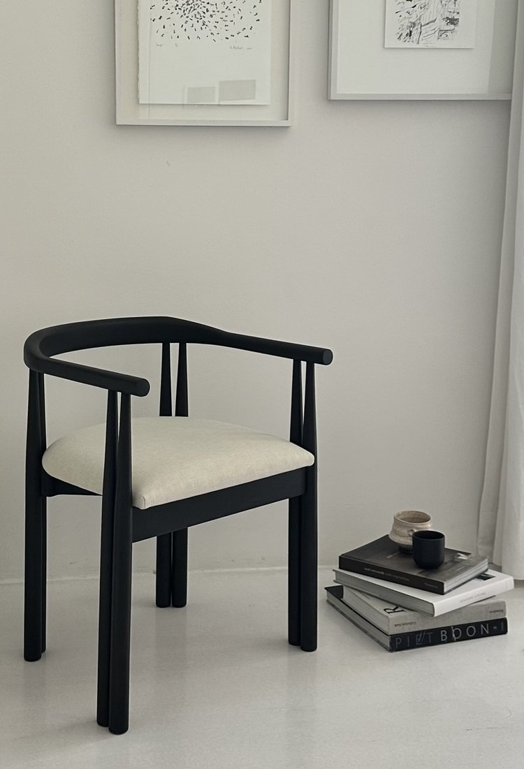 由STUDIO KÁJA设计的极简主义椅子Noah Chair