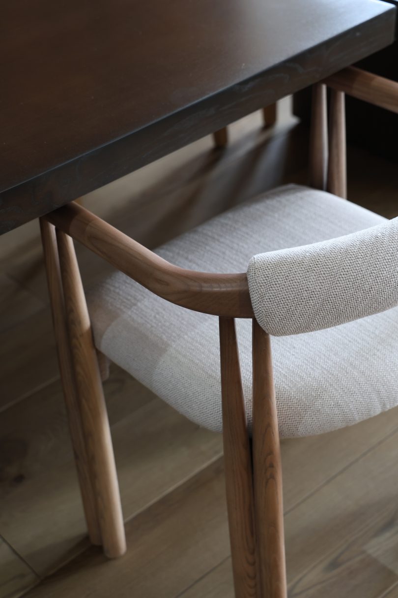 由STUDIO KÁJA设计的极简主义椅子Noah Chair