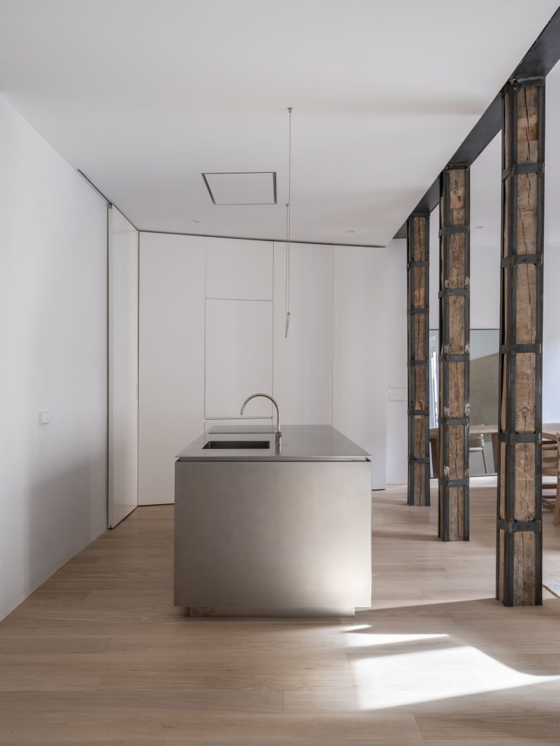 Donaire Milans Arquitectos设计的极简住宅Renovation in Tribunal