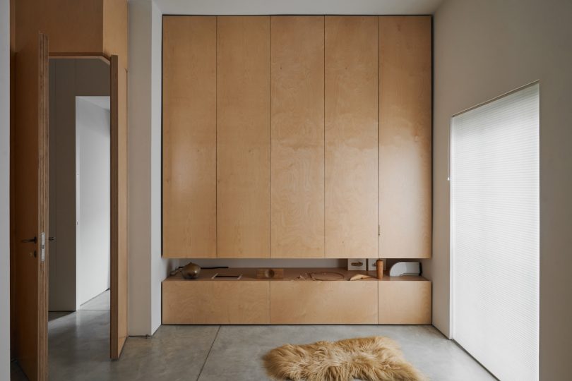 Salty Architects设计的极简主义公寓STND Apartment