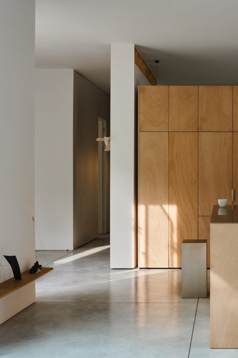 Salty Architects设计的极简主义公寓STND Apartment