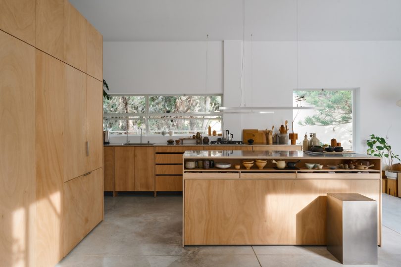 Salty Architects设计的极简主义公寓STND Apartment