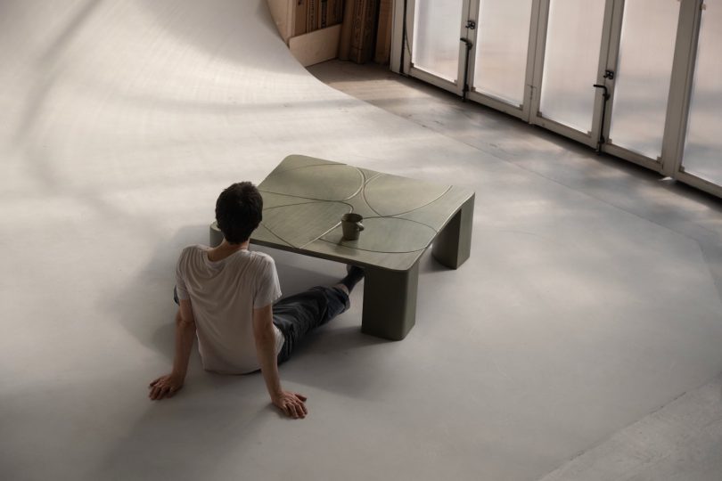 Cultivation Objects设计的极简桌子Fallen Leaves Coffee Table