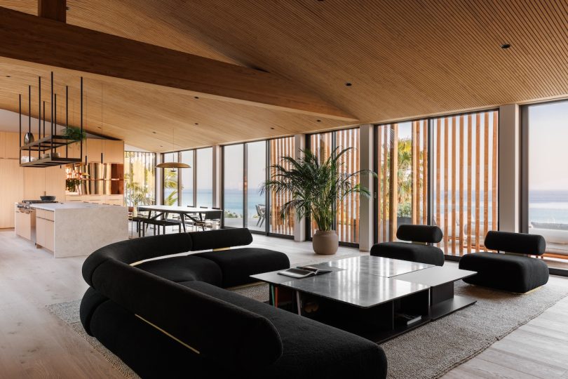 Sophie Goineau以波浪为灵感改造马里布的别墅