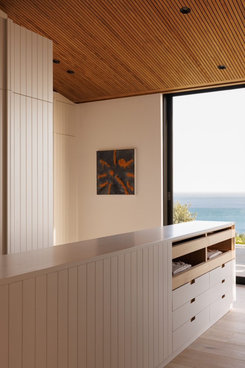 Sophie Goineau以波浪为灵感改造马里布的别墅