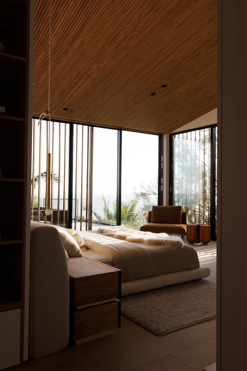 Sophie Goineau以波浪为灵感改造马里布的别墅