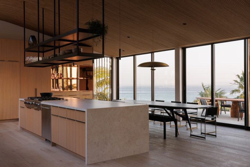 Sophie Goineau以波浪为灵感改造马里布的别墅