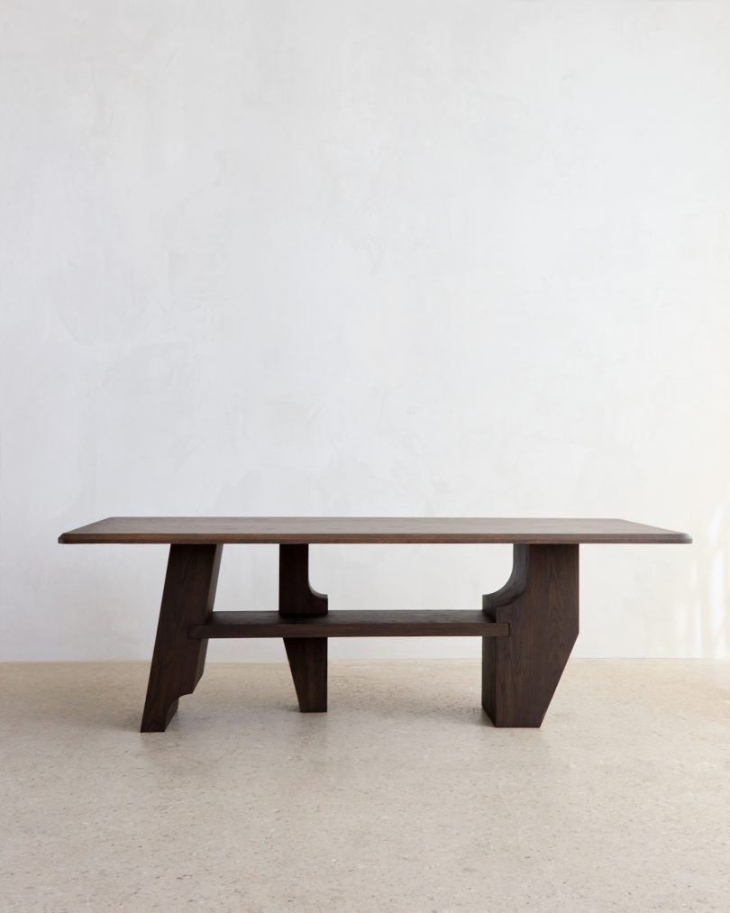 Mary Ratcliffe Studio设计的极简餐桌Knox Dining Table