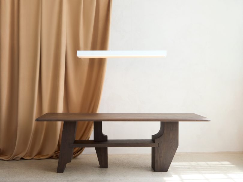 Mary Ratcliffe Studio设计的极简餐桌Knox Dining Table