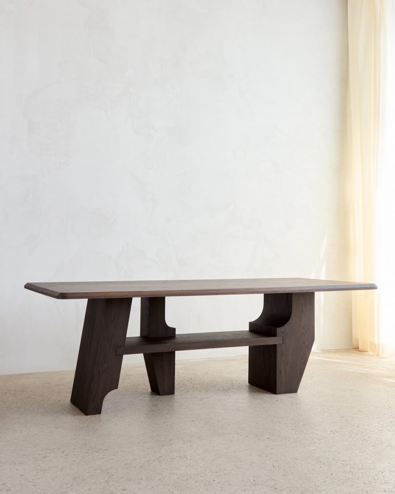 Mary Ratcliffe Studio设计的极简餐桌Knox Dining Table