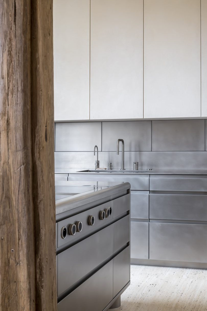 由THISTE设计的极简复式公寓Projet B.