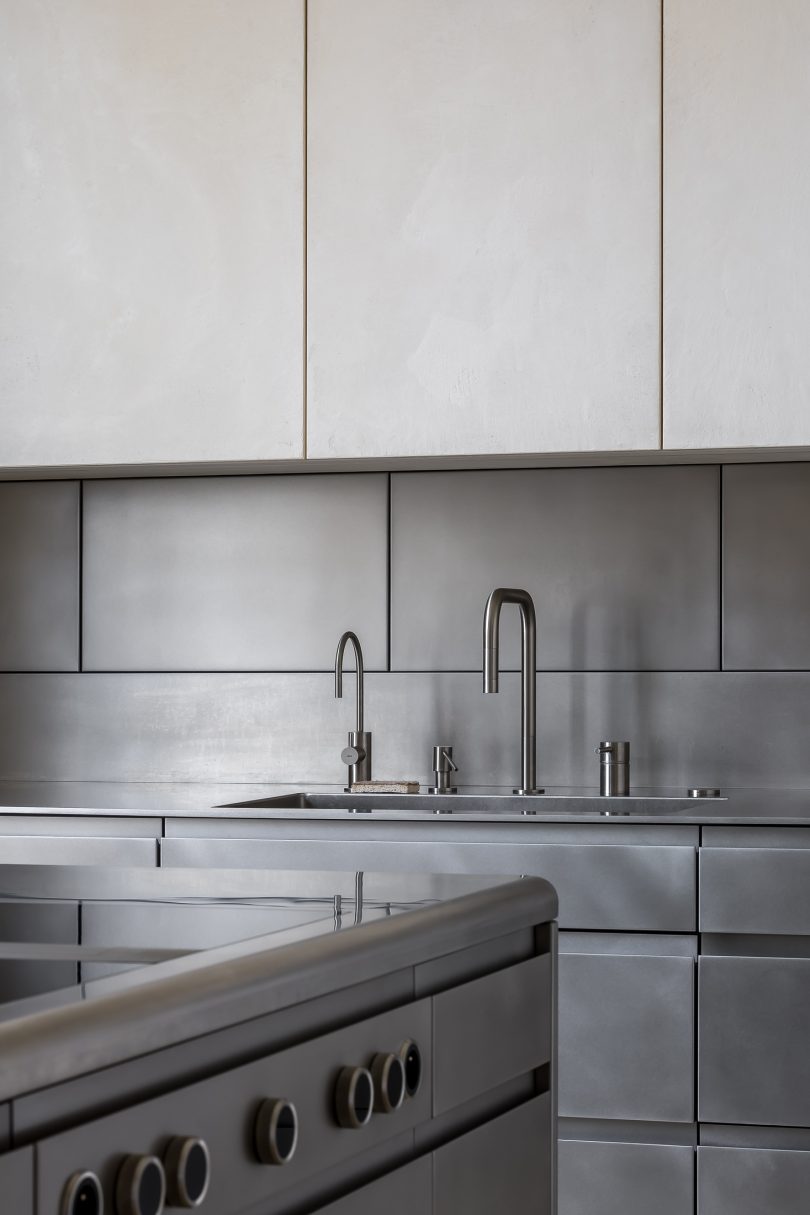 由THISTE设计的极简复式公寓Projet B.