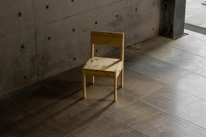首尔设计师Isotēs设计的极简主义椅子Bruto Chair