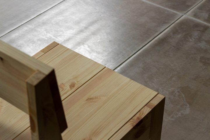 首尔设计师Isotēs设计的极简主义椅子Bruto Chair