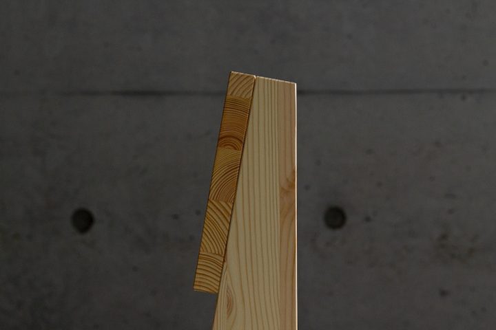 首尔设计师Isotēs设计的极简主义椅子Bruto Chair