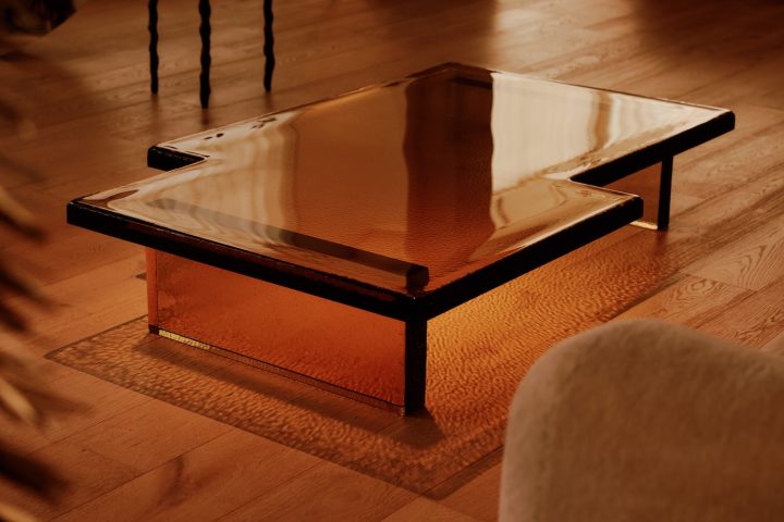 Clive Lonstein设计的极简主义咖啡桌Glass 003