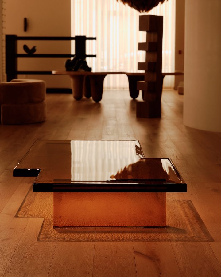 Clive Lonstein设计的极简主义咖啡桌Glass 003