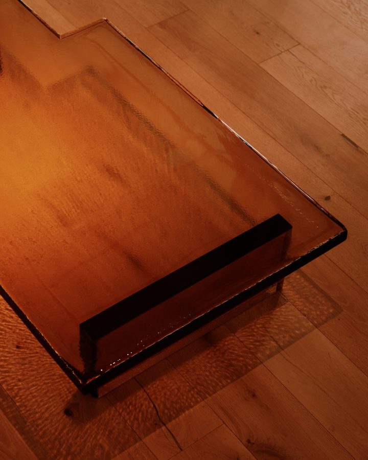 Clive Lonstein设计的极简主义咖啡桌Glass 003