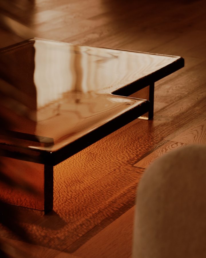 Clive Lonstein设计的极简主义咖啡桌Glass 003