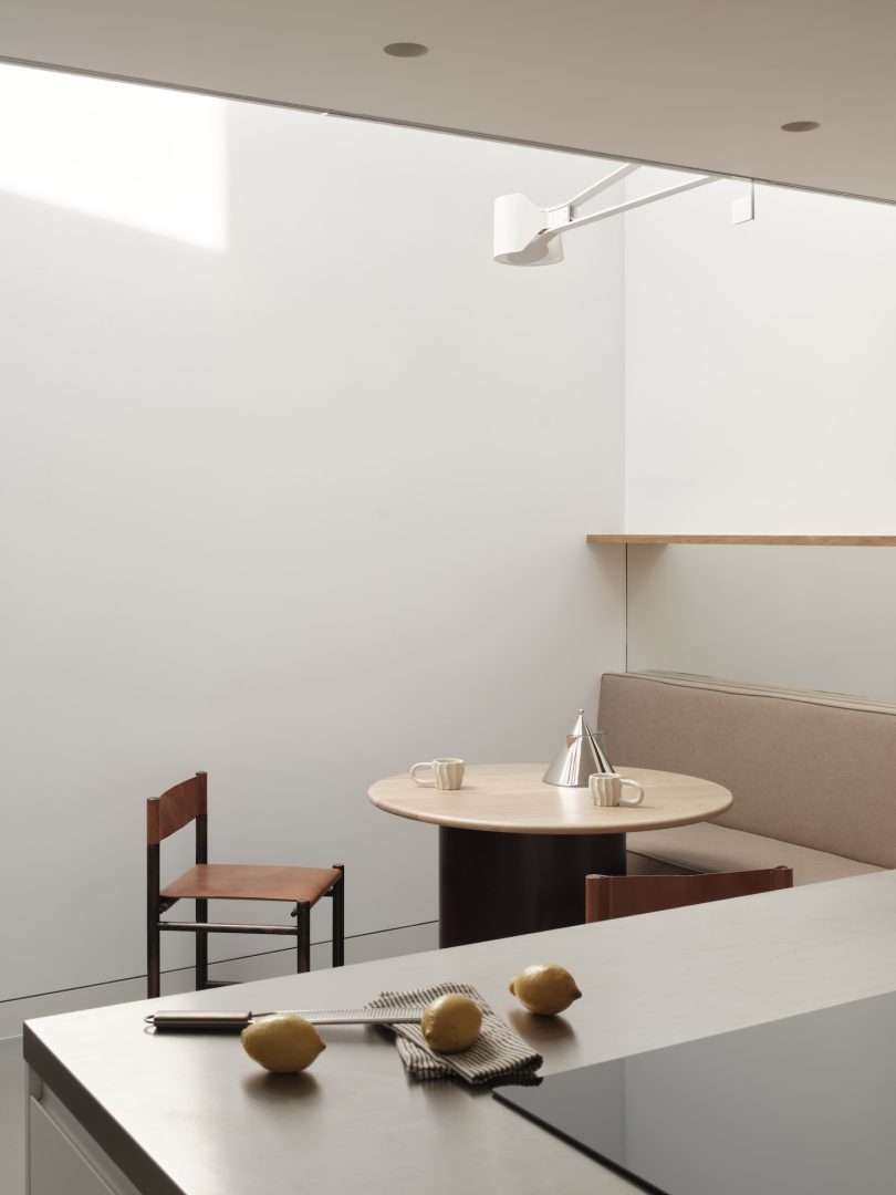 由Knox Bhavan设计的极简主义住宅Heartwood