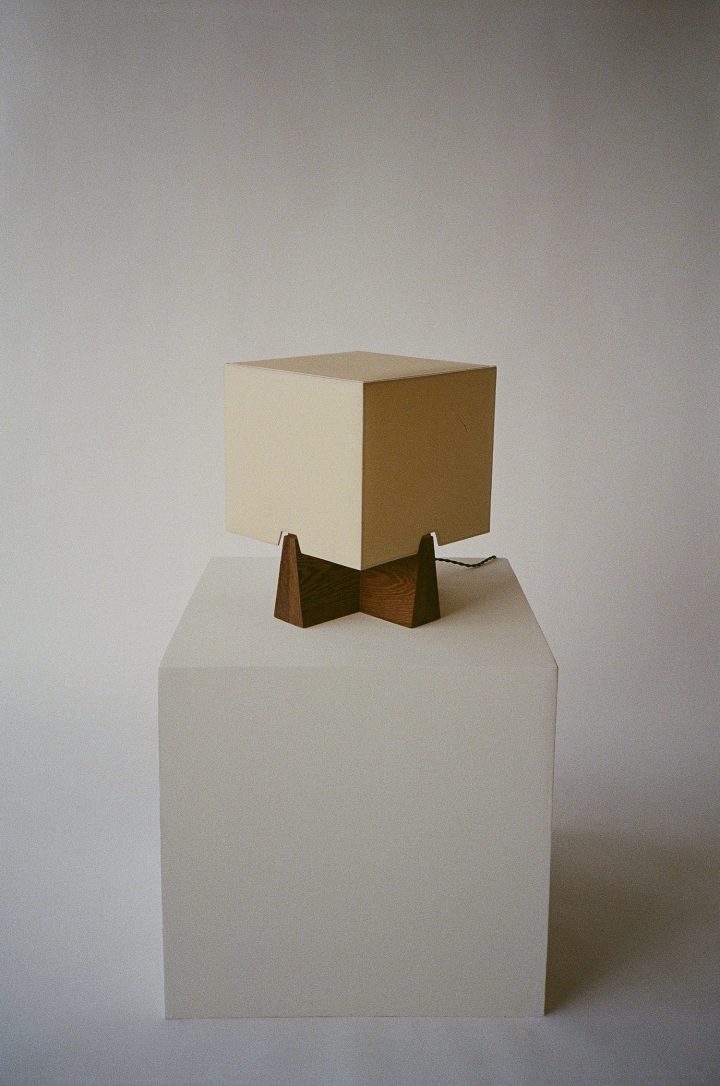 Studio Nicholas Obeid设计的极简台灯Lucie Table Lamp