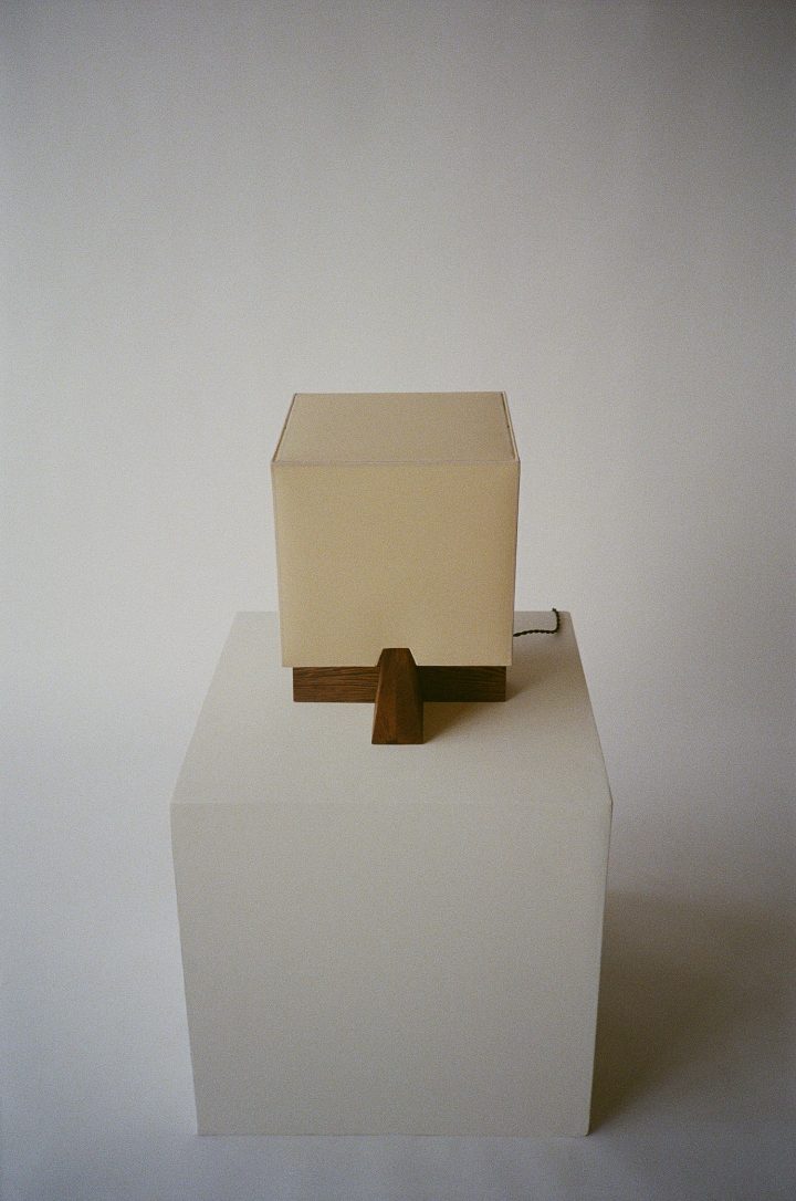 Studio Nicholas Obeid设计的极简台灯Lucie Table Lamp