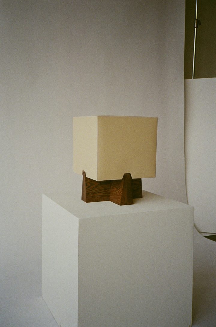 Studio Nicholas Obeid设计的极简台灯Lucie Table Lamp
