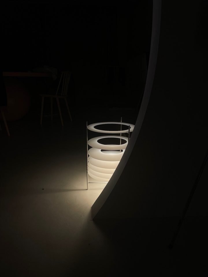 由Guido Valín设计的极简主义灯具Topuro