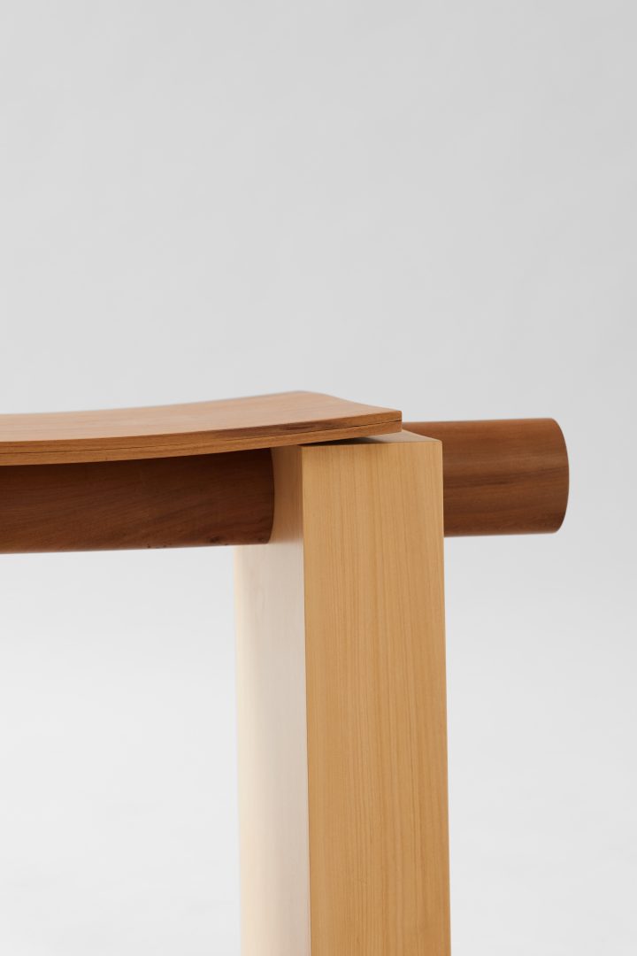 Taller Posible设计的极简座椅Banco Doble Tronco