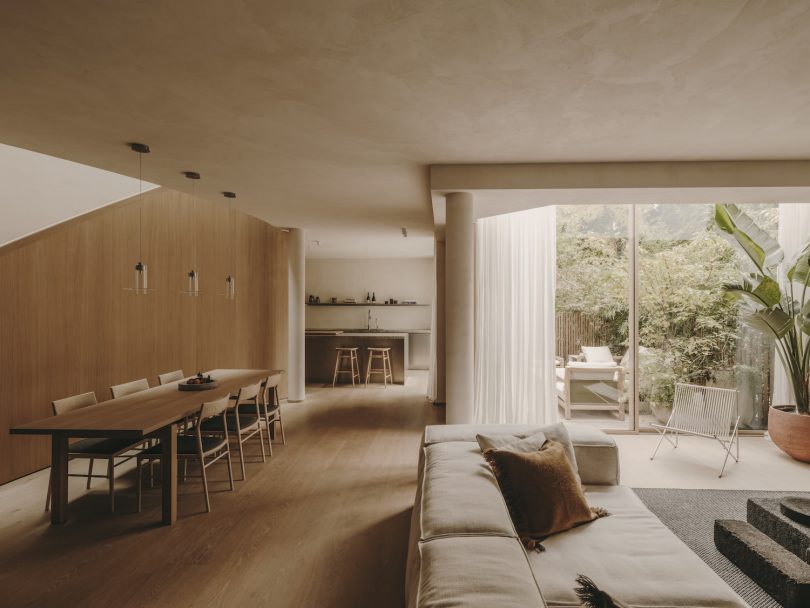 Holzrausch Design Studio设计的极简住宅Paris Residence