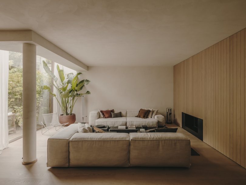 Holzrausch Design Studio设计的极简住宅Paris Residence