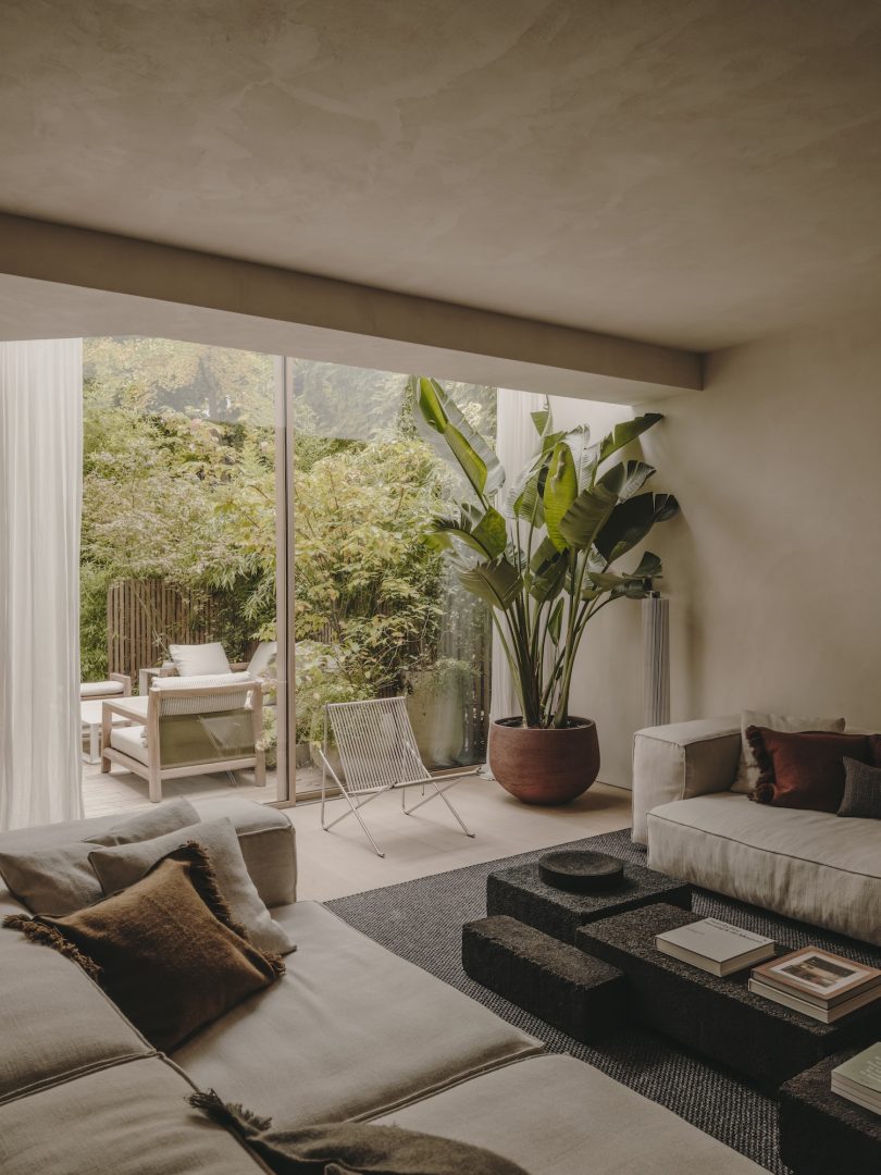 Holzrausch Design Studio设计的极简住宅Paris Residence