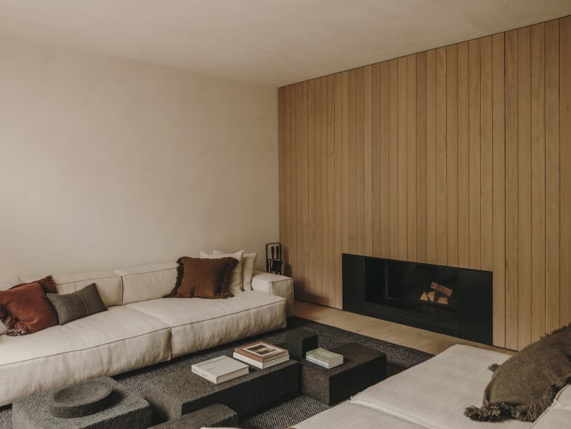 Holzrausch Design Studio设计的极简住宅Paris Residence