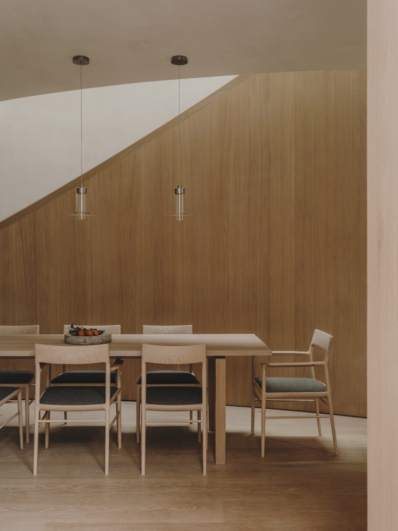 Holzrausch Design Studio设计的极简住宅Paris Residence