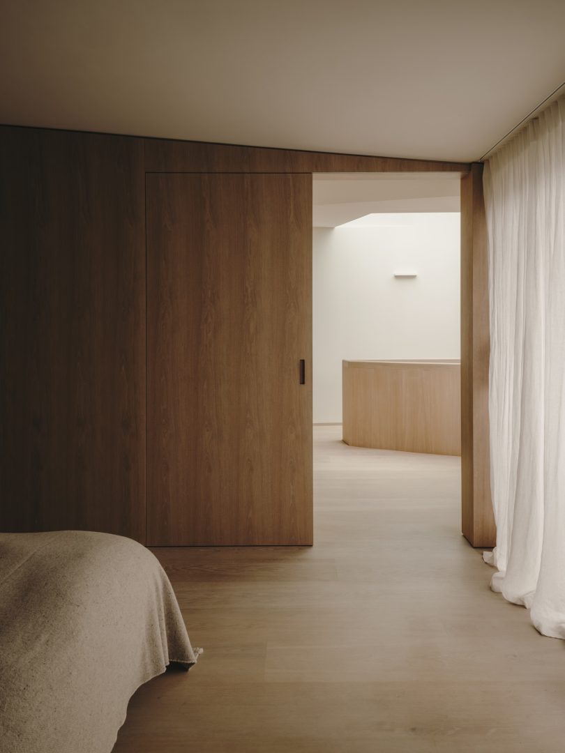 Holzrausch Design Studio设计的极简住宅Paris Residence