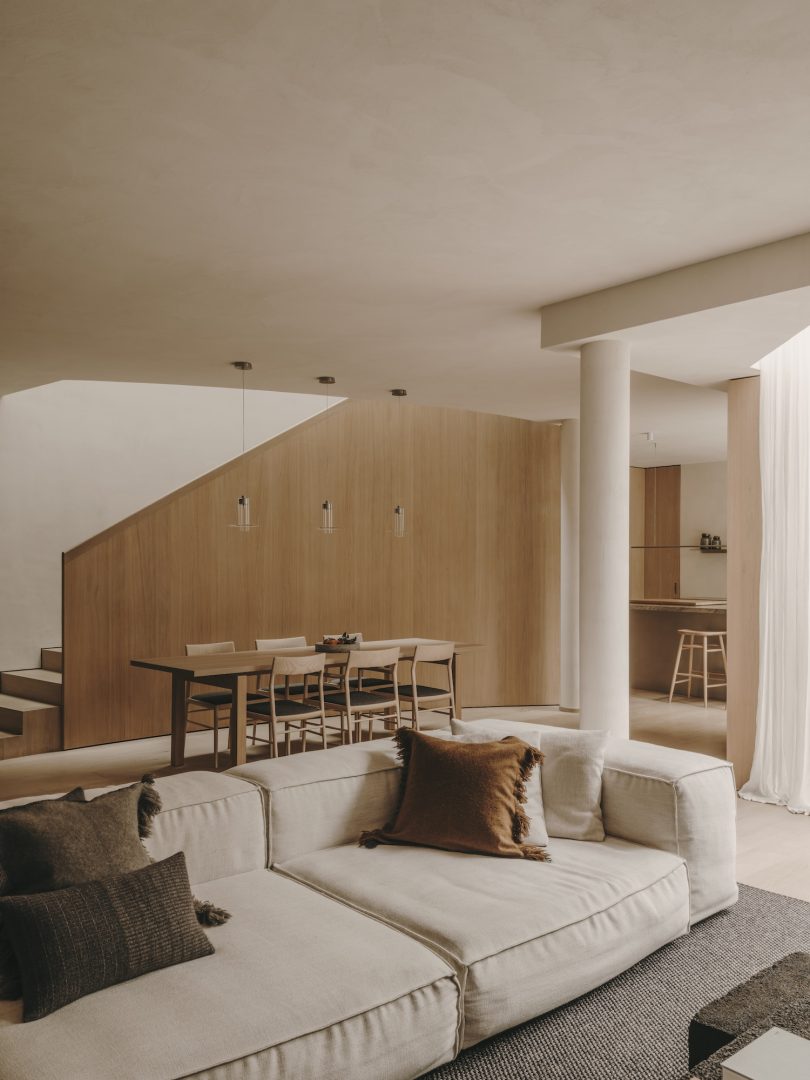 Holzrausch Design Studio设计的极简住宅Paris Residence